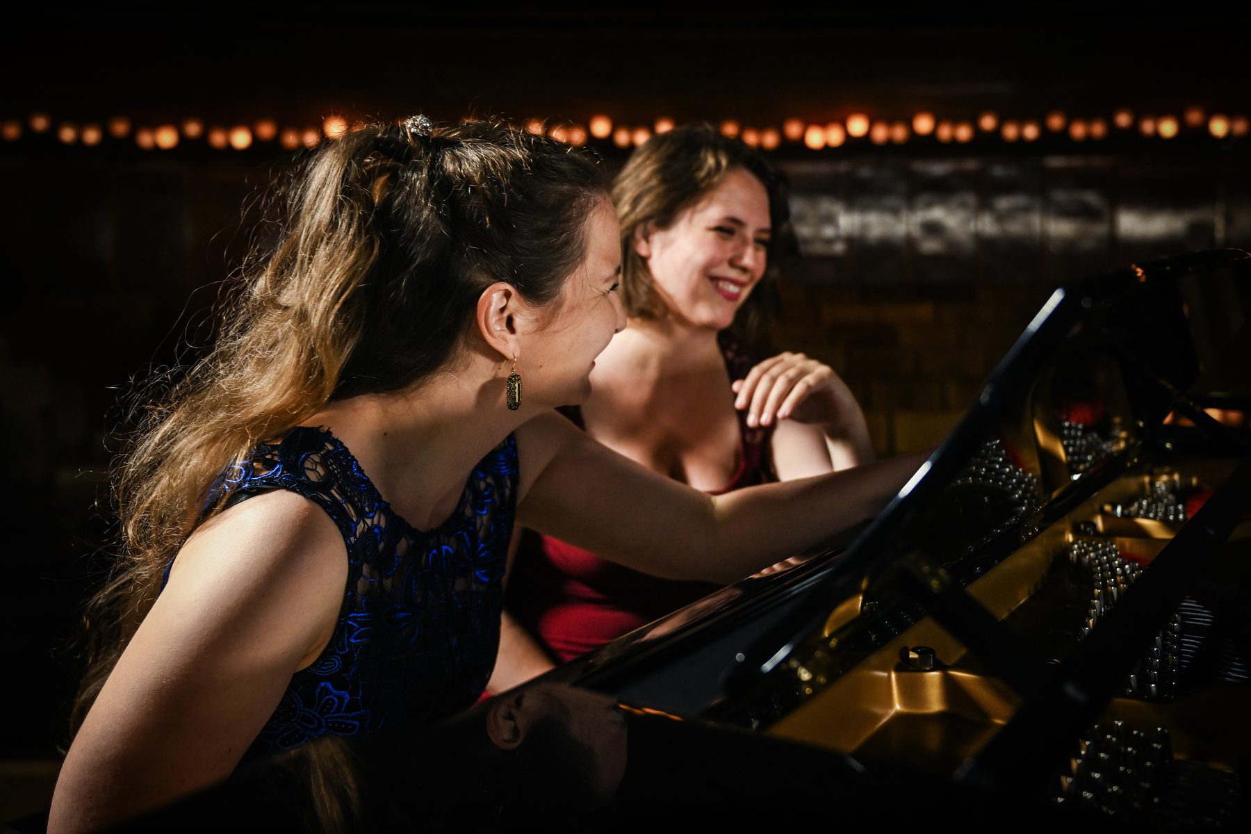 Die Pianistinnen lachen während der Probe